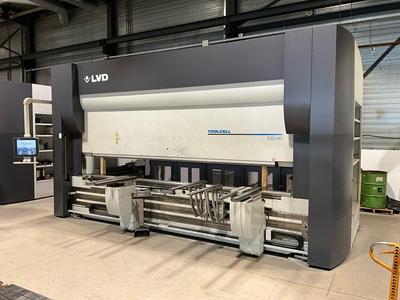 Overview picture of 2015 LVD ToolCell 220/40 CNC press brake